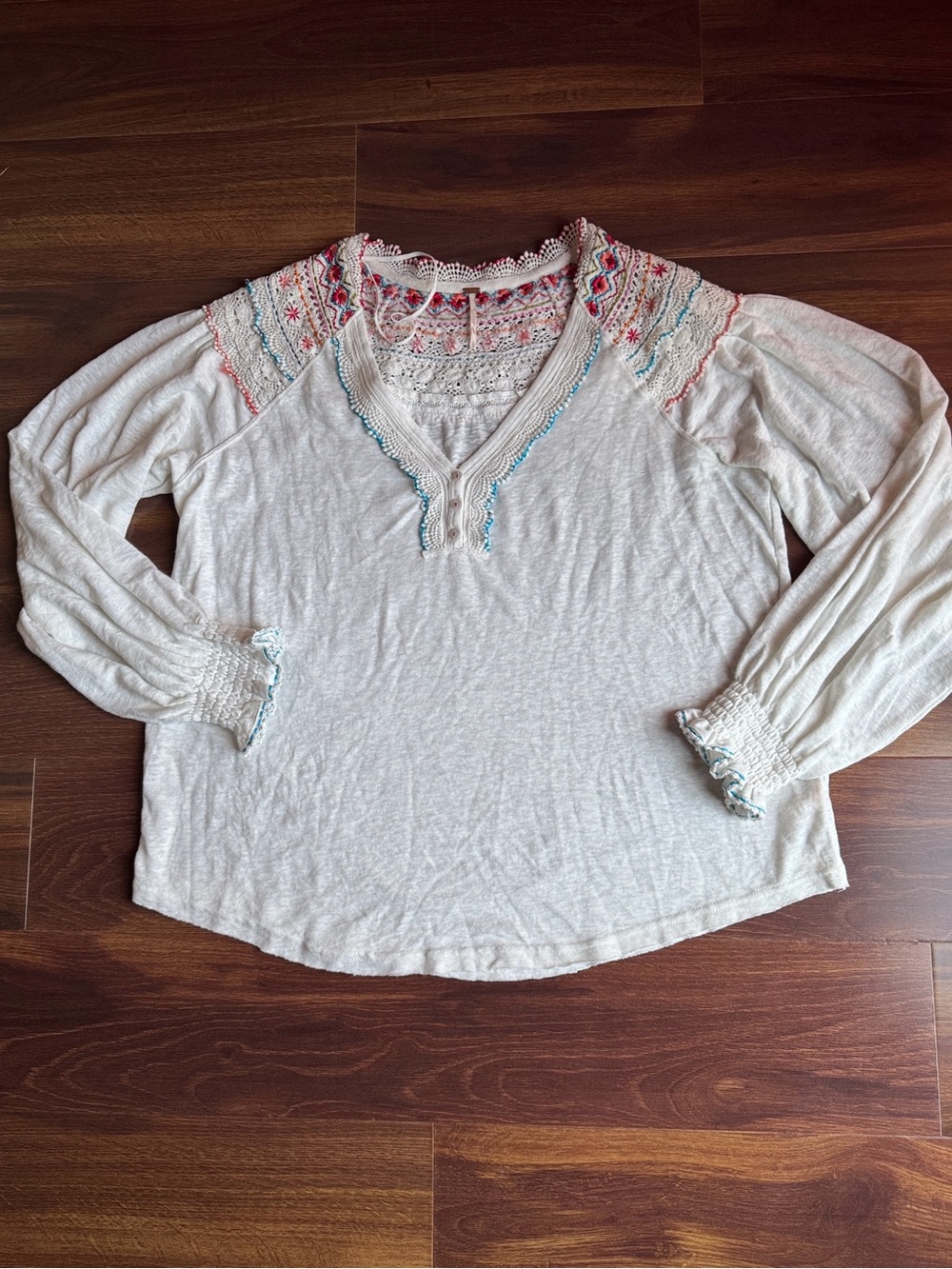 FREE PEOPLE Soft White Embroidered V-Neck Peasant Boho Blouse Size Large